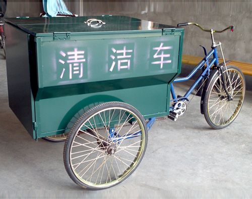 環衛“臨時工”上街掄掃帚